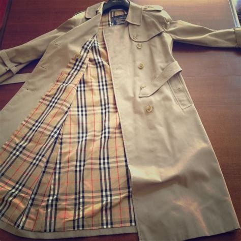 identify Burberry raincoat